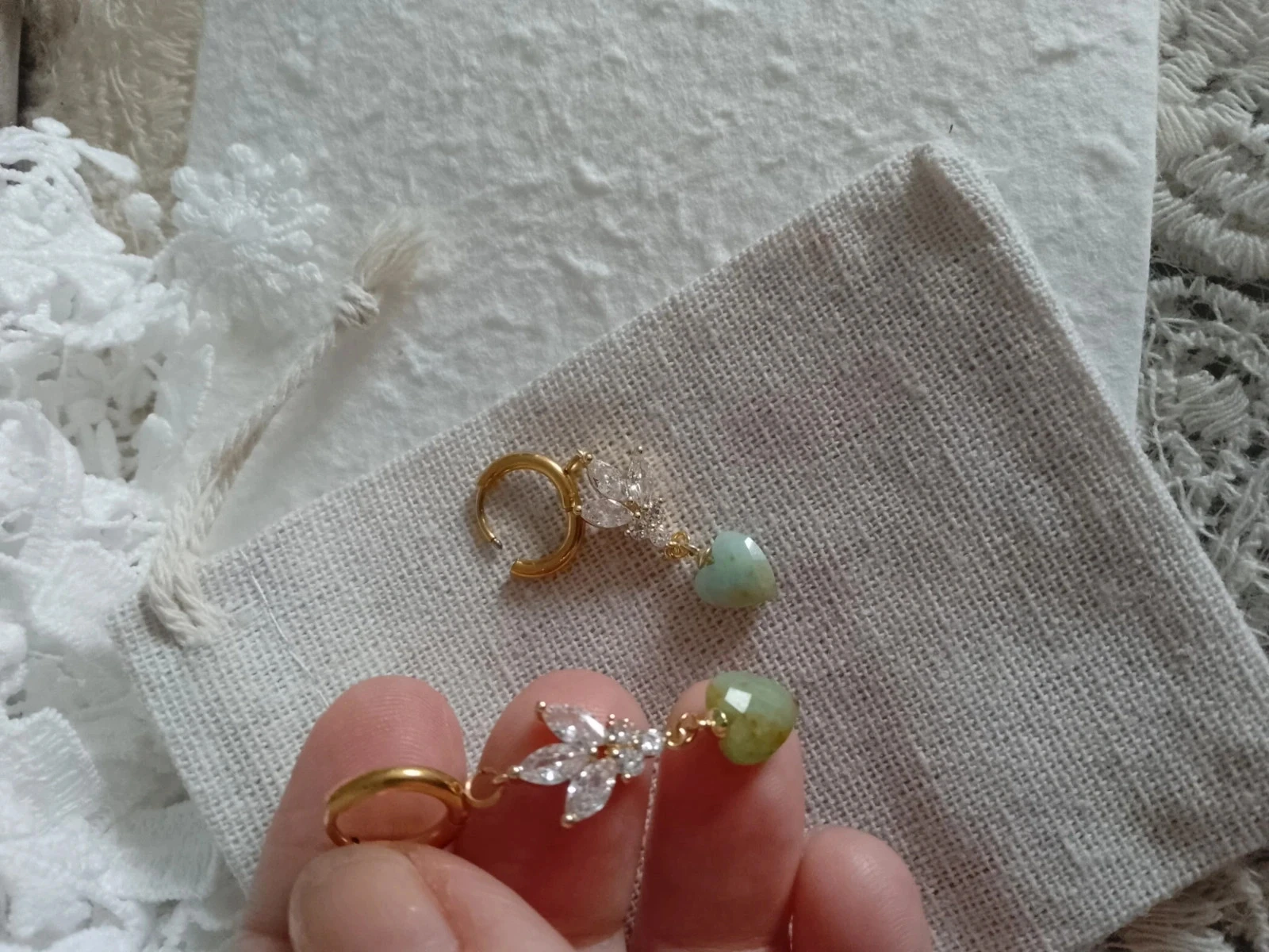 Gouden creolen met zirkonia en stenen harten in chrysoprase – photo 3